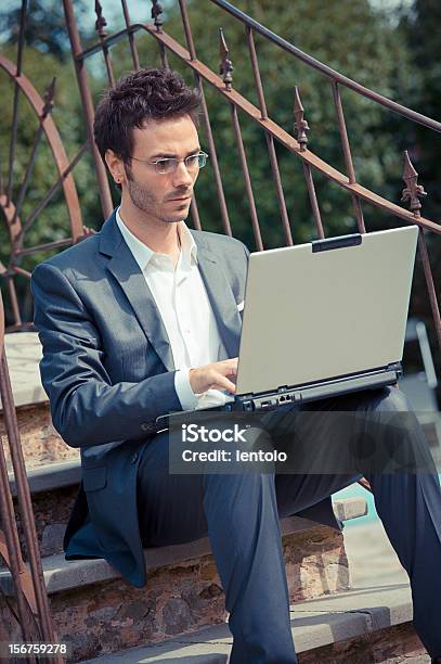 Cansado Homem Empresário Overworking Ao Ar Livre - Fotografias de stock e mais imagens de Adulto - Adulto, Ao Ar Livre, Computador Portátil