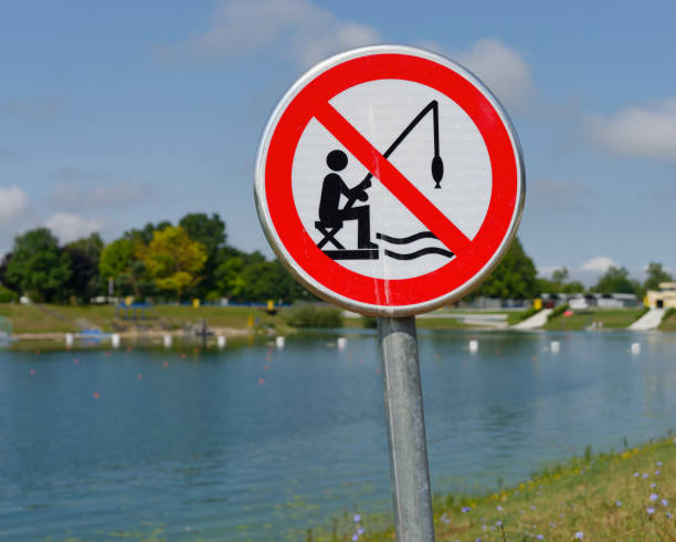 호숫가에 놓인 낚시 금지 표지판의 클로즈업 사진, jarun lake, 자그레브, 크로아티아 - no fishing 뉴스 사진 이미지