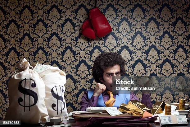 Gestor De Boxe Com Saco De Dinheiro E Luvas Pendurado Na Parede - Fotografias de stock e mais imagens de Dourado - Cores