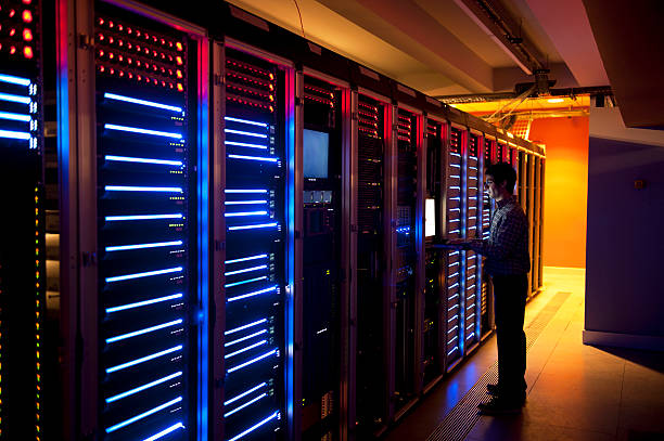 to inżynier w akcji konfiguracji serwerów - network server rack computer mainframe zdjęcia i obrazy z banku zdjęć