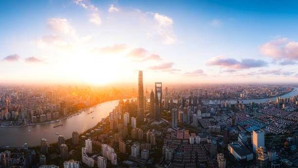 vista aerea di shanghai al tramonto - shanghai tower foto e immagini stock