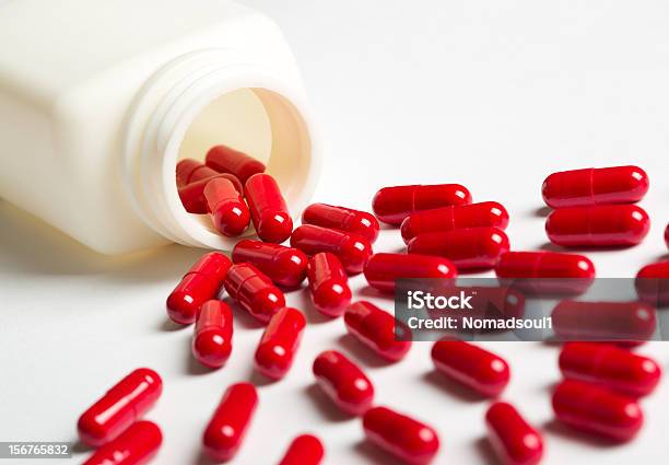 Проливать Таблетки — стоковые фотографии и другие картинки Антибиотик - Антибиотик, Без людей, Бутылка
