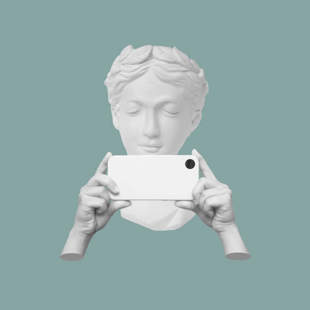 cabeza de estatua antigua sosteniendo un teléfono móvil con una cámara de fotos en las manos tomando una foto en color verde - double click fotos fotografías e imágenes de stock
