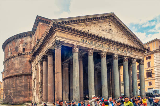 fachada do panteão em roma, itália, um renomado templo romano antigo com uma notável cúpula de concreto, agora servindo como uma igreja cristã. - ancient rome pantheon rome church dome - fotografias e filmes do acervo