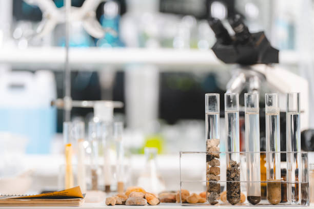 Geology science laboratory research concept, sample test analysis of nature dirtied ground in environment and ecology experiment, agriculture agronomy material to working with scientific equipment concepto de investigación de laboratorio de ciencias de la geología, análisis de prueba de muestra de la naturaleza suelo sucio en el experimento ambiental y ecológico, material de agronomía agrícola para trabajar con equipos científicos