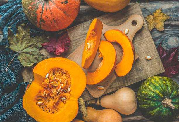 cozinhar abóbora. tema de halloween e ação de graças. abóbora. fundo alimentar de outono com canela, nozes e especiarias sazonais - abóbora menina cucúrbita - fotografias e filmes do acervo