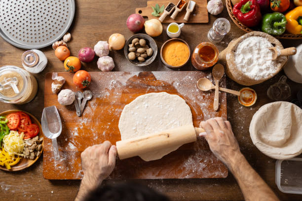 homem assando pizza. - cheese making - fotografias e filmes do acervo