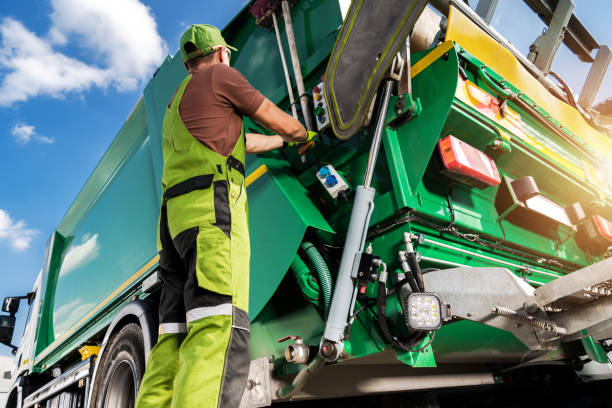 camión de basura moderno y recolector de residuos caucásicos - camion de basura fotografías e imágenes de stock