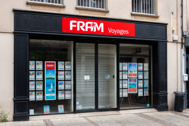 vista exterior de una agencia de viajes fram, chartres, francia - store facade window display office building fotografías e imágenes de stock