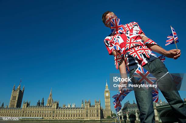 Union Jack Fazendo Bandeirinha Sobrecarga Guy Bancadas Pelo Big Ben De Londres - Fotografias de stock e mais imagens de Bandeira da Grã-Bretanha