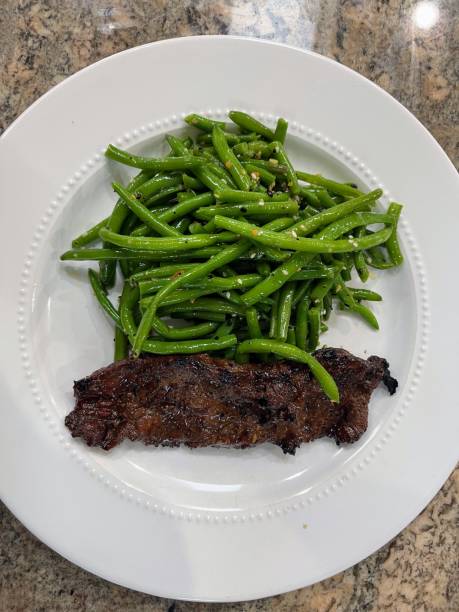 spódnica stek i fasola szparagowa - steak close up grilled skirt steak zdjęcia i obrazy z banku zdjęć