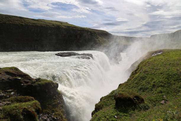 a cachoeira gullfoss é um dos pontos turísticos mais bonitos e famosos da islândia - gullfoss falls - fotografias e filmes do acervo