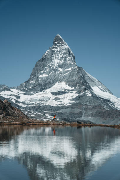 山の頂上と雪 - glacier himalayas frozen lake ストックフォトと画像