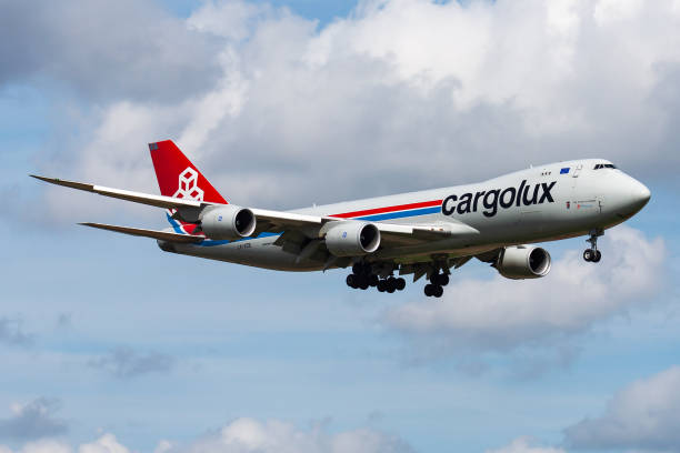 カーゴルックスボーイング747-8 lx-vcb貨物機がアムステルダムスキ�ポール空港に到着および着陸 - airplane commercial airplane air vehicle boeing 747 ストックフォトと画像