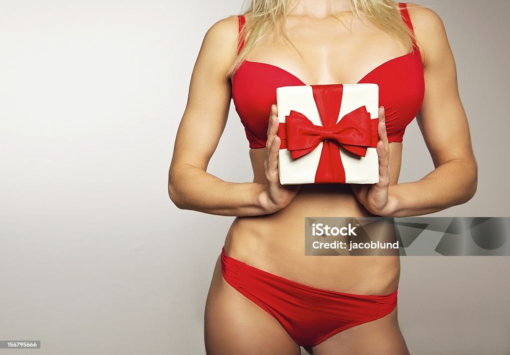 Mulher em roupa interior segurando um Presente de Natal - Royalty-free Mulher sedutora Foto de stock