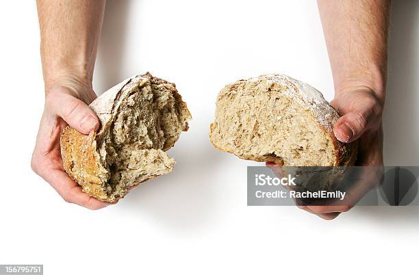 Разбивать Хлеб — стоковые фотографии и другие картинки Хлеб - Хлеб, Разбивать, Батон