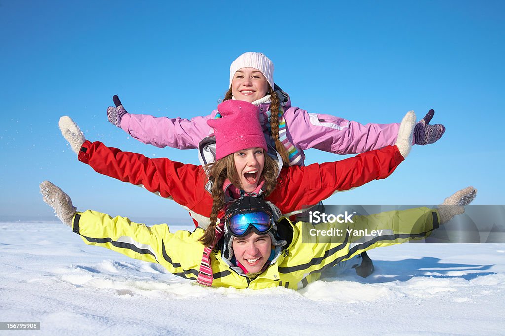 Amici in inverno resort - Foto stock royalty-free di Adolescente