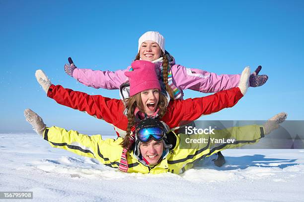 Amici In Inverno Resort - Fotografie stock e altre immagini di Adolescente - Adolescente, Adulto, Allegro
