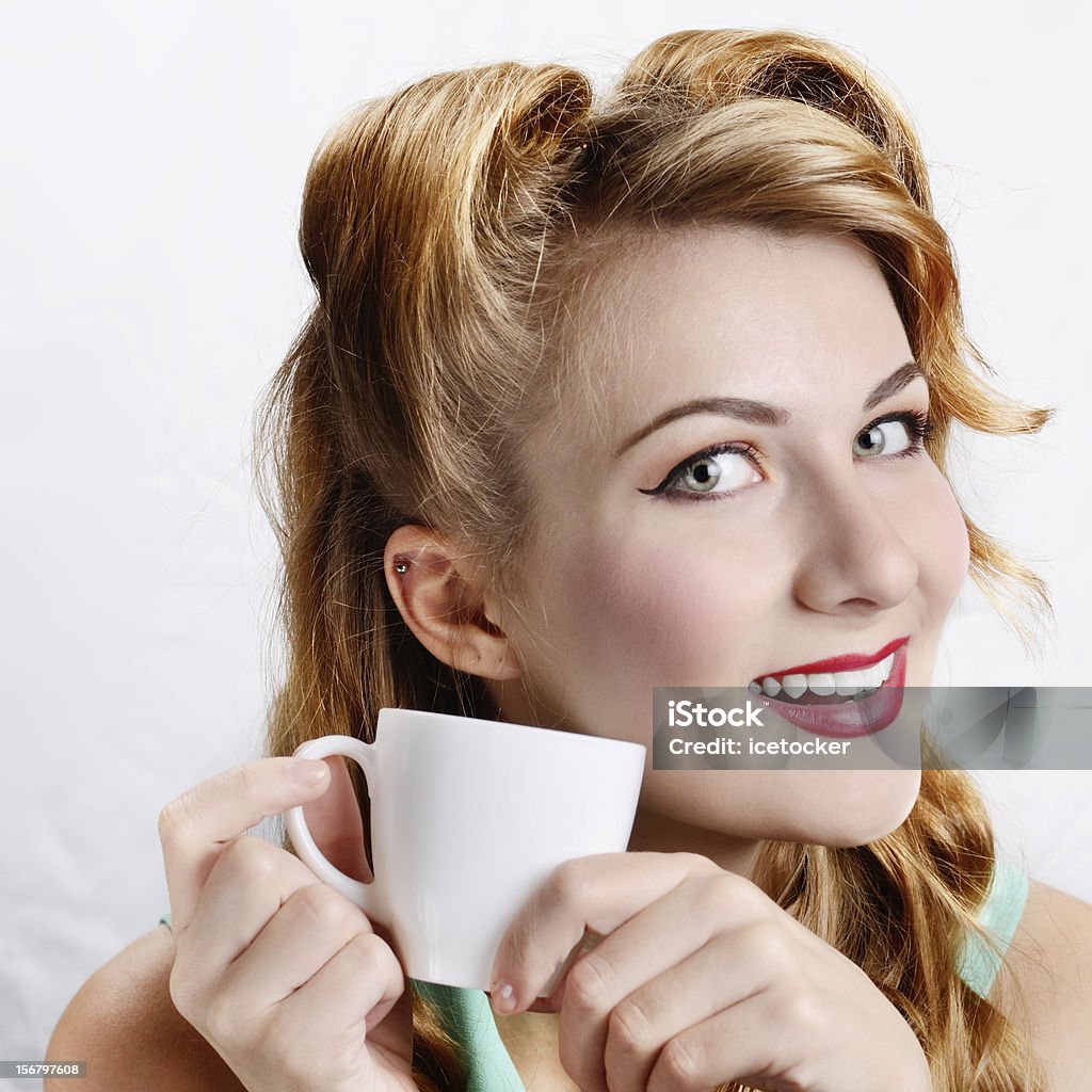 Donna con una tazza di caffè - Foto stock royalty-free di Adulto