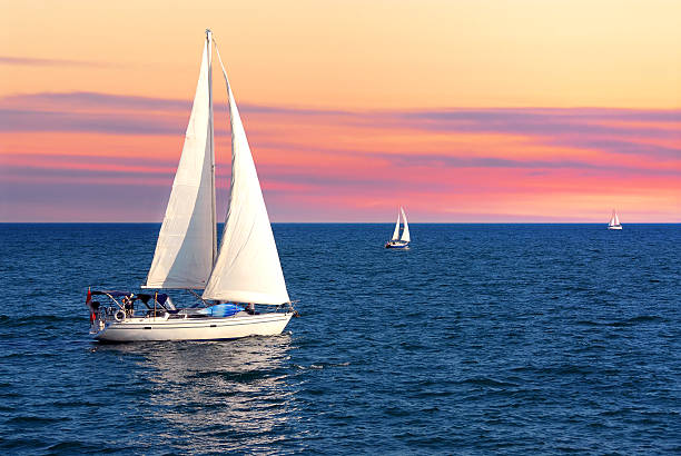 voiliers au coucher du soleil - yacht sea sunrise sailing photos et images de collection