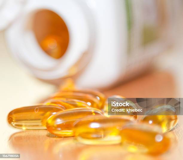 Cod Liver Oil Stockfoto und mehr Bilder von Antioxidationsmittel - Antioxidationsmittel, Babyflasche, Bildkomposition und Technik