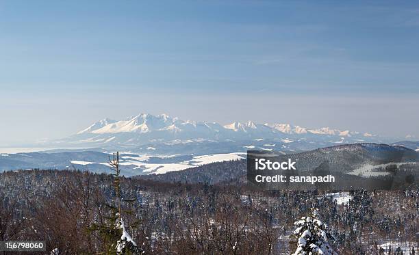 Foto de Montanhas Tatra No Inverno e mais fotos de stock de Alto Tatra - Alto Tatra, Azul, Beleza natural - Natureza