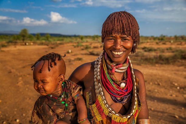 赤ん坊を抱くハマー族の女性、エチオピア、アフリカ - hamer ストックフォトと画像