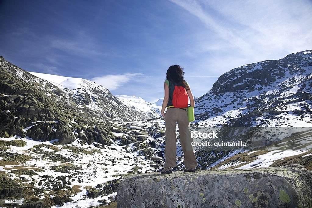 trekking женщина в снегу Долина - Стоковые фото Авила роялти-фри