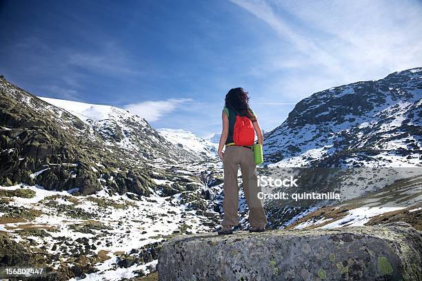 Trekking Женщина В Снегу Долина — стоковые фотографии и другие картинки Авила - Авила, Белый, Бутылка воды