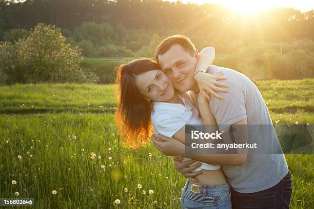 행복함 커플입니다 일몰 2명에 대한 스톡 사진 및 기타 이미지 - 2명, 긍정적인 감정 표현, 남성