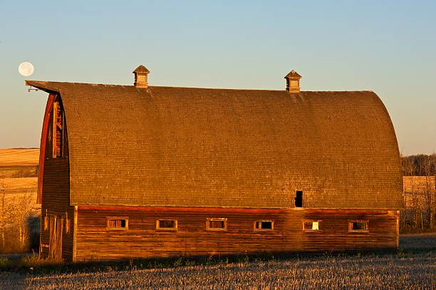 旧た納屋の日の出 - barn farm moon old ストックフォトと画像