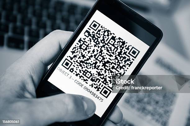 Быстрый Ответ Код На Смартфон — стоковые фотографии и другие картинки QR-код - QR-код, Белый, Беспроводная технология