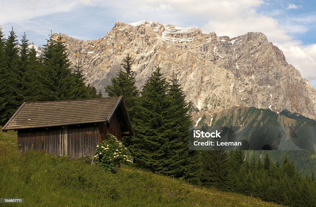 alp Capanna sotto il Monte Wetterstein - Foto stock royalty-free di Alpi