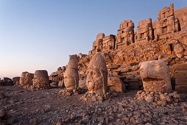 nemrut dagi cabezales. - nemrud dagh mountain turkey history fotografías e imágenes de stock