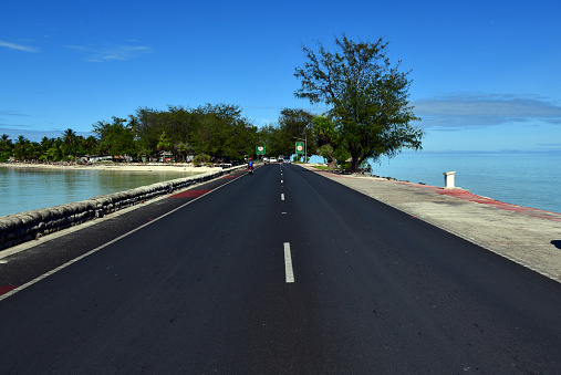 South Tarawa Atoll, Gilbert Island, Kiribati: Stewart Causeway, links Eita motu to Banraeaba on Ambo motu on the southern arm of Tarawa Atoll - lagoon on the left, Pacific Ocean on the right - the low lying country and its infrastructure is very vulnerable to the rising sea level / climate change.