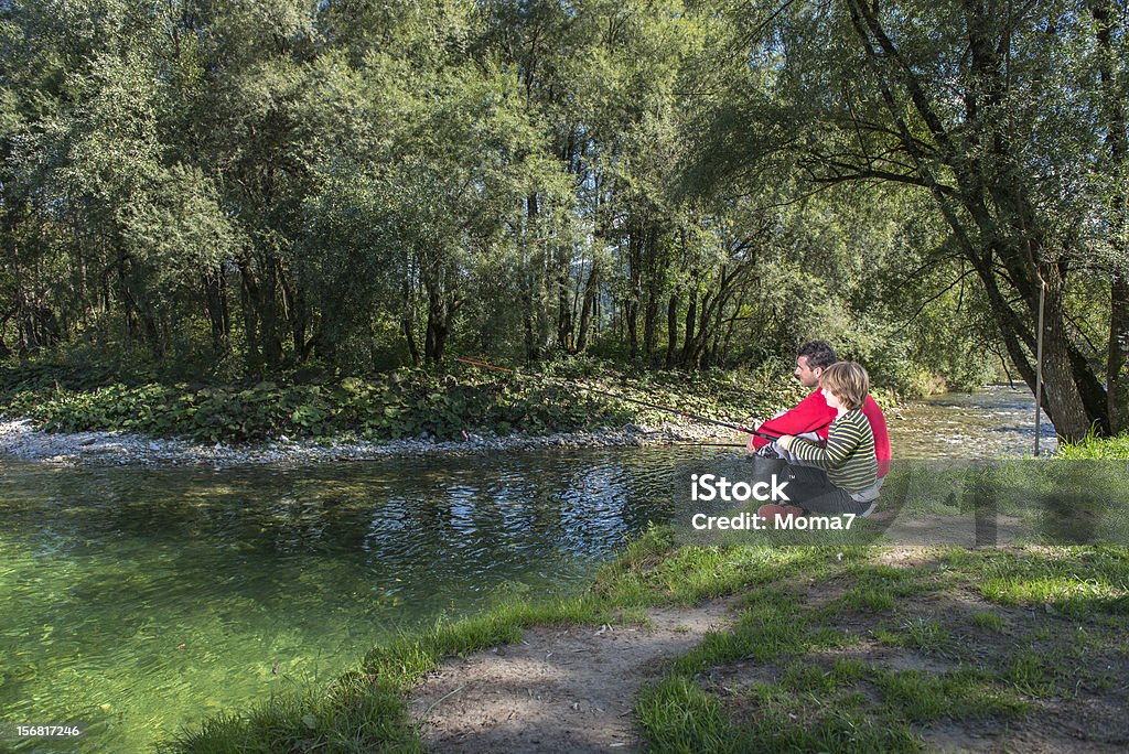 Padre e figlio pesca insieme - Foto stock royalty-free di Acqua