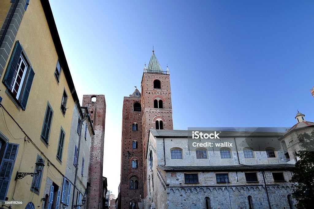 中世風の街の中心、ダイナスティー\;;タワーズは、イタリアのアルベンガ - イタリアのロイヤリティフリーストックフォト