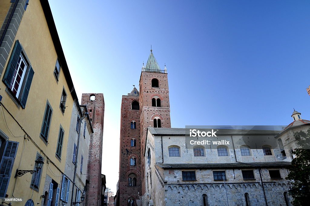 Średniowieczne centrum miasta z egipskie towers-Albenga, Włochy - Zbiór zdjęć royalty-free (Architektura)