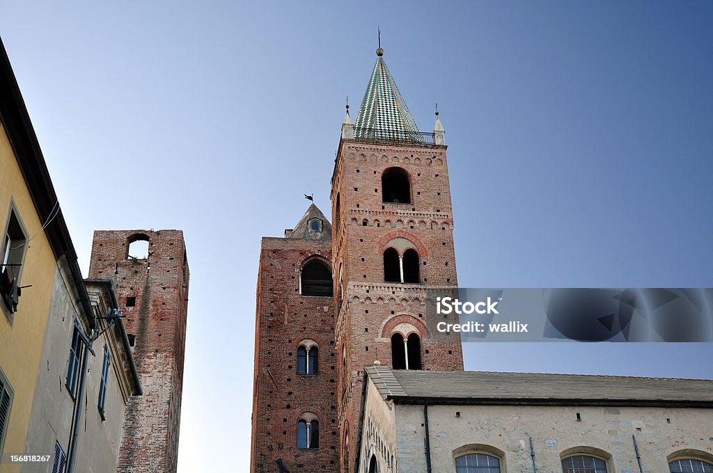 Centro città medievale con la dinastia towers-Albenga, Italia - Foto stock royalty-free di Architettura