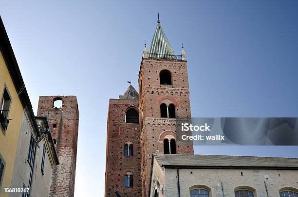 Centro Città Medievale Con La Dinastia Towersalbenga Italia - Fotografie stock e altre immagini di Architettura