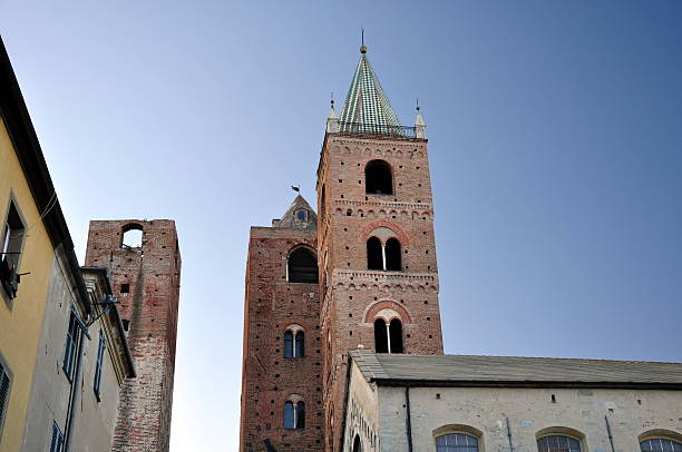 dinastia centro de cidade medieval, com torres-albenga, itália - italy albenga liguria tower imagens e fotografias de stock