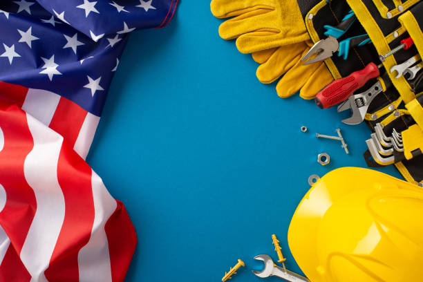 Construction-themed Labor Day extravaganza: top-down snapshot, showcasing american flag, work helmet with gloves and toolkit on blue isolated background. Perfect for Labor Day promotions or ads extravagancia del día del trabajo con temática de la construcción: instantánea de arriba hacia abajo, mostrando la bandera estadounidense, casco de trabajo con guantes y kit de herramientas sobre fondo azul aislado. perfecto para promociones o anuncios