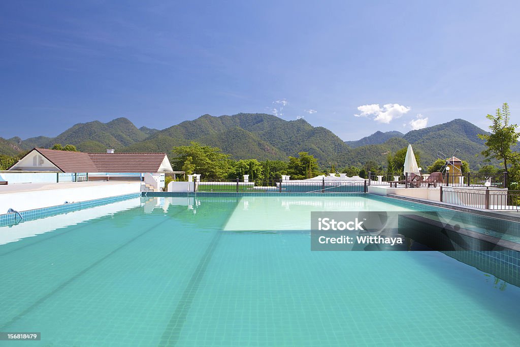 Piscina oltre alle montagne - Foto stock royalty-free di Acqua