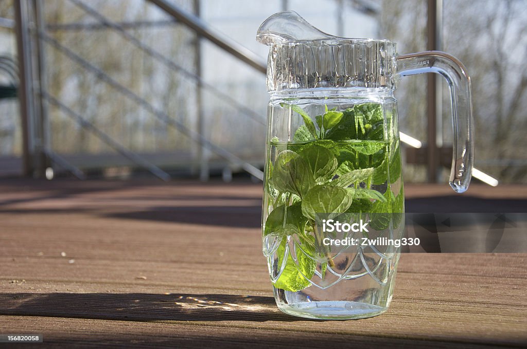 Frasco de vidro com água e plantas aromáticas - Royalty-free Ao Ar Livre Foto de stock