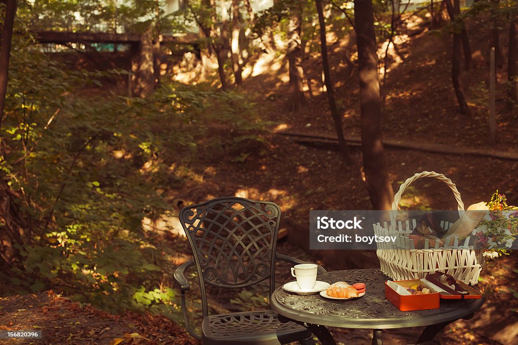 Cookies e Chávena de Chá servida na mesa - Royalty-free Assado no Forno Foto de stock