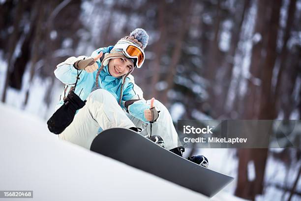 Schöne Junge Frau Mit Snowboard Zeigen Daumen Hoch Stockfoto und mehr Bilder von Abenteuer - Abenteuer, Abmachung, Aktivitäten und Sport