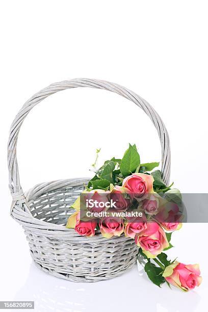 Belle Rose Rosa In Cesto - Fotografie stock e altre immagini di Bouquet - Bouquet, Cestino, Composizione verticale