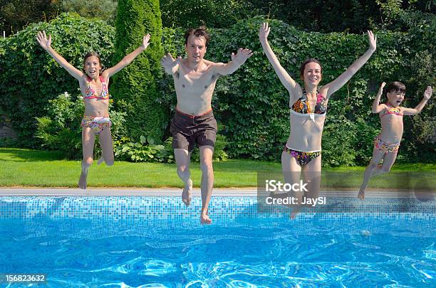 Família Feliz Com Crianças Saltar Para A Piscina - Fotografias de stock e mais imagens de Piscina - Piscina, Saltar, Família