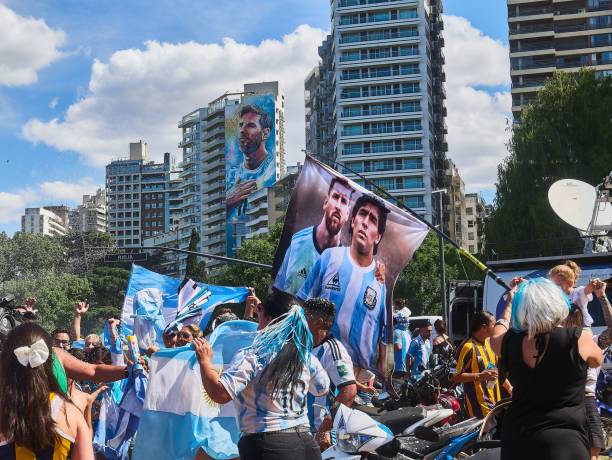 les gens célèbrent la victoire du football argentin avec des drapeaux et des produits dérivés dans les rues - messy photos et images de collection