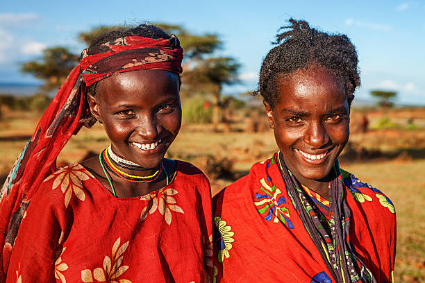 retrato de jovens garotas de borana, etiópia, áfrica - women indigenous culture africa ethiopia - fotografias e filmes do acervo